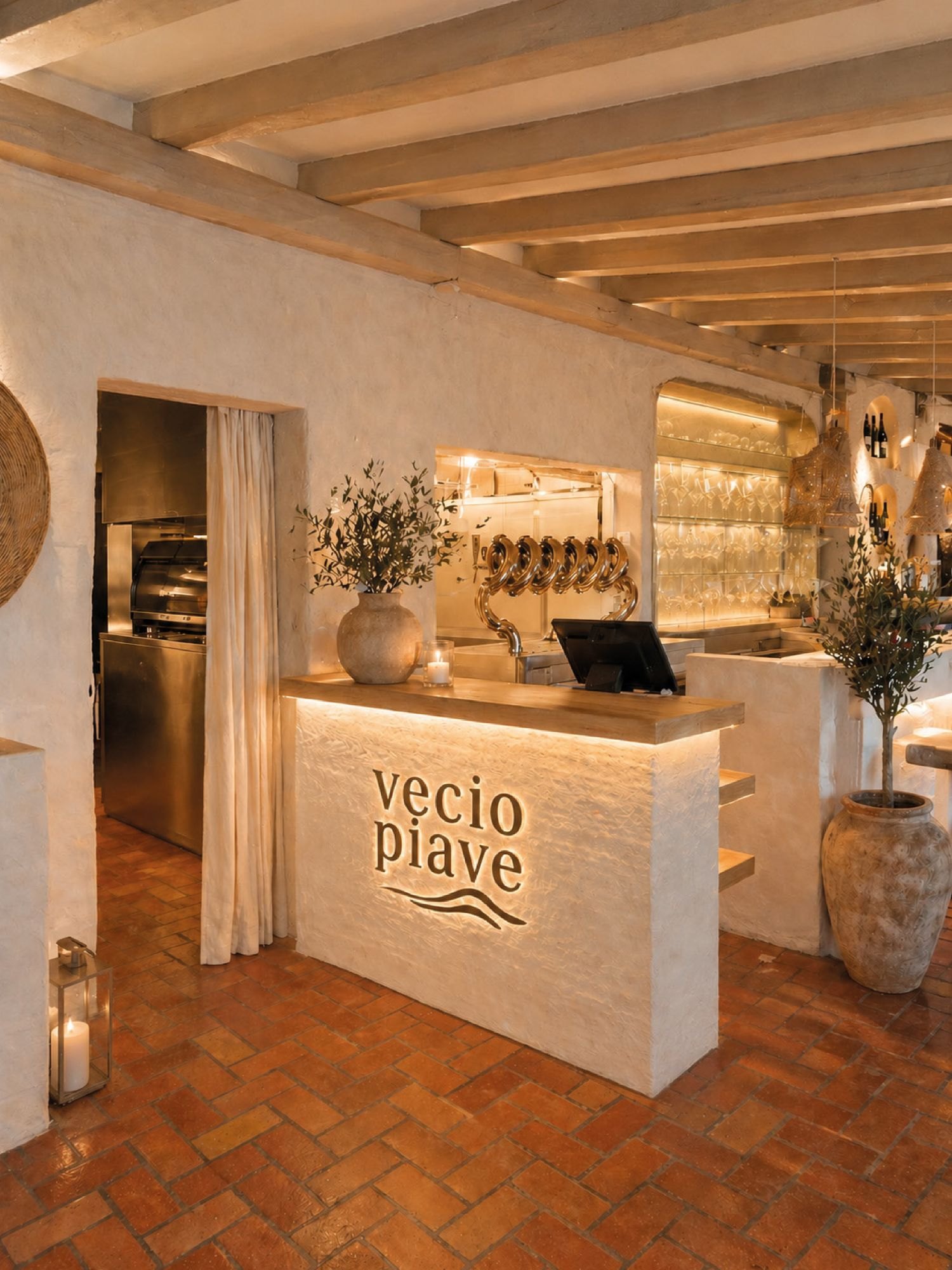 Il bancone d'accoglienza con il logo Vecio Piave retroilluminato